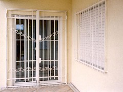 Gittertür und Fenstergitter Gittertür und Fenstergitter