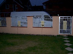 Gittertür und Zaunfelder Gittertür und Zaunfelder